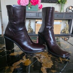 Vintage BCBG Brown 90s Chunky Heel Round Toe Heel Sz 7B/37